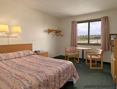 Super 8 By Wyndham Colorado Springs Peterson Space Force Cimarron Hills Номер фото